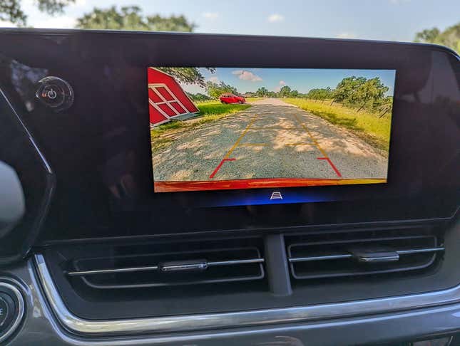 La vista de la cámara de reversa digital en el sistema de infoentretenimiento del Chevy Trax 2024
